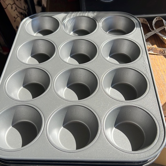 Muffin pans - Picture 1 of 4